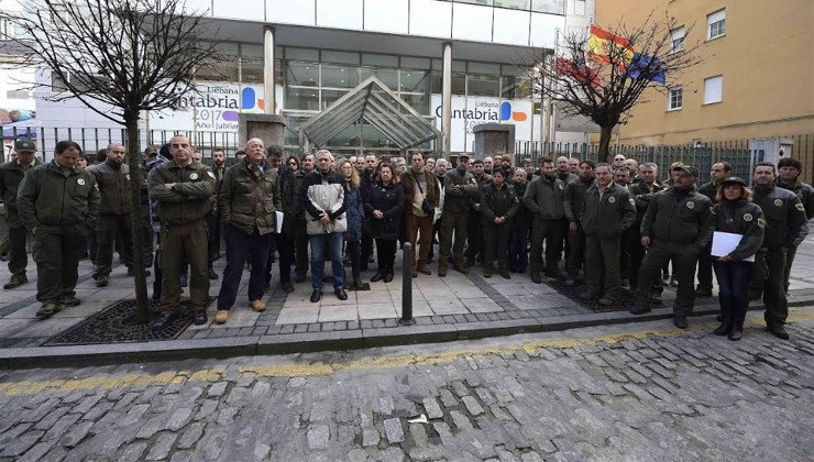 Agentes forestales durante los cinco minutos de silencio frente al Gobierno de Cantabria