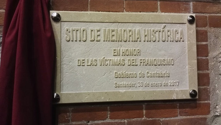 Placa en la actual Biblioteca Central de Cantabria, que fue uno de los campos de concentración de Franco