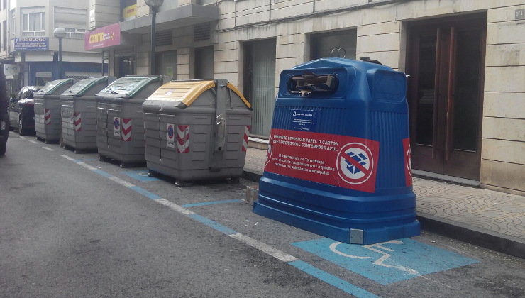 Los contenedores ocupan plazas de aparcamiento para minusválidos