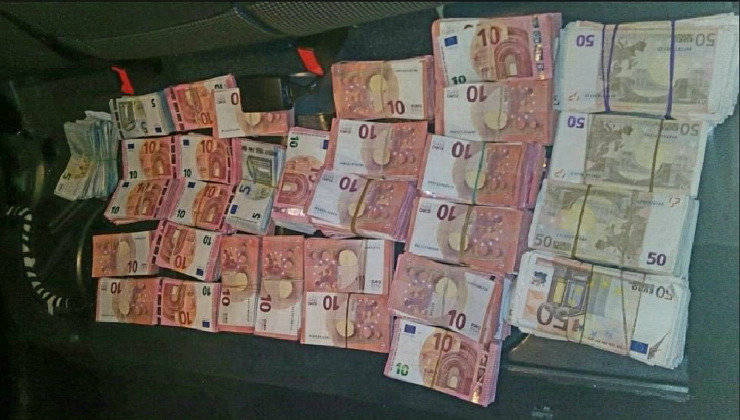Fajos de billetes encontrados en el asiento trasero del coche. Foto: Policía Foral