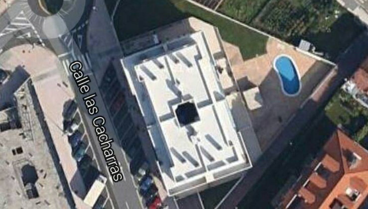Vista satélite de la piscina en la que ha aparecido el cadáver de la mujer
