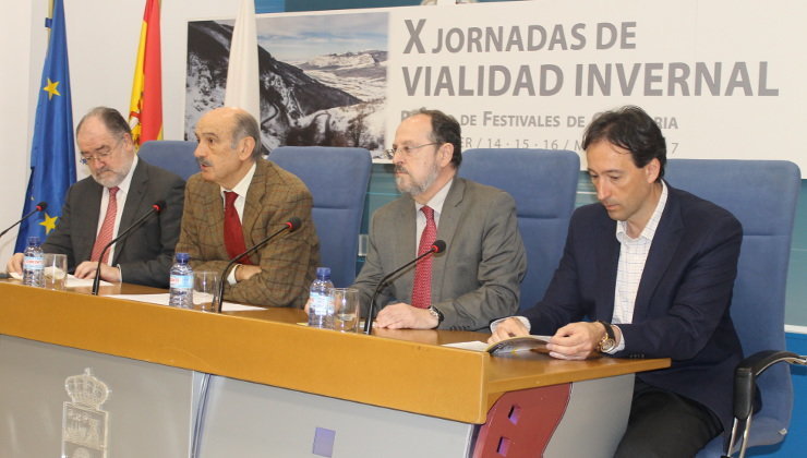 El consejero de Obras Públicas y Vivienda, José María Mazón (segundo izq.) ha presentado las X Jornadas de Vialidad Invernal