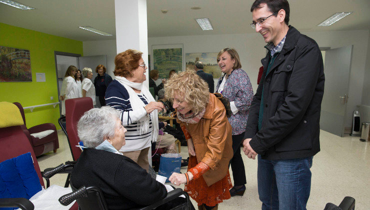 La vicepresidenta del Gobierno, Eva Díaz Tezanos, durante la visita a un centro de día