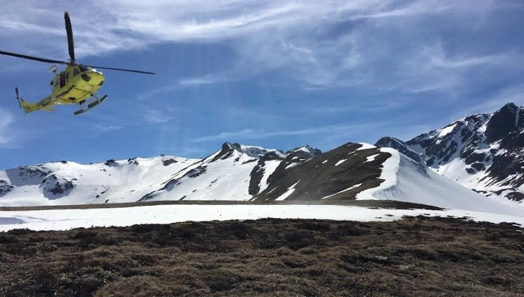 El helicóptero del Gobierno ha rescatado a un montañero que hacía esquí de travesía