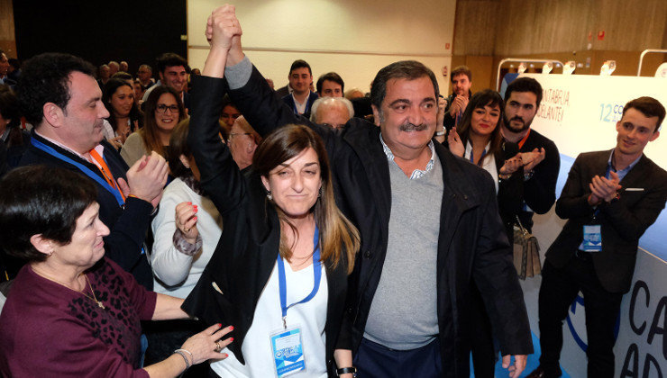 La presidenta del PP de Cantabria, María José Sáenz de Buruaga, celebra su victoria en el XII Congreso junto a Gonzalo Piñeiro