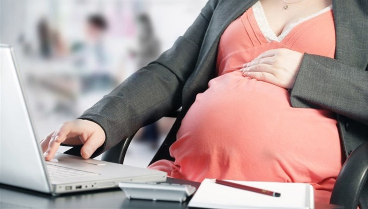 Las empresas podrán tener una bonificación del 50% por reubicar a las embarazadas en otro puesto