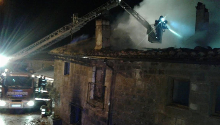 Los bomberos han sofocado dos incendios, uno en Valderredible y otro en Santoña