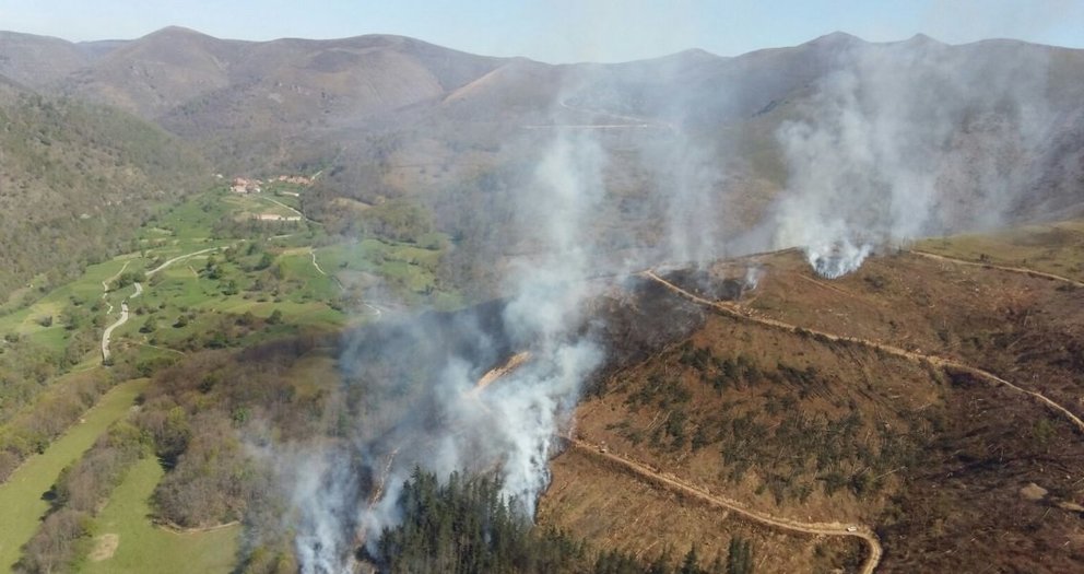 Imagen archivo incendio forestal en Cantabria