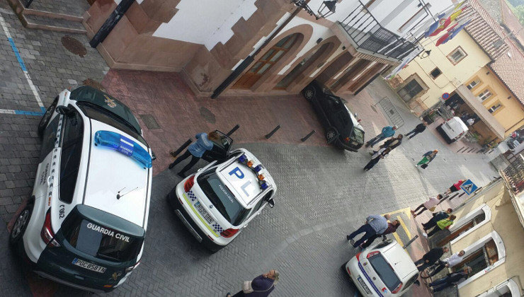 Un vecino de Ampuero ha empotrado el coche contra el Ayuntamiento. Foto: Twitter