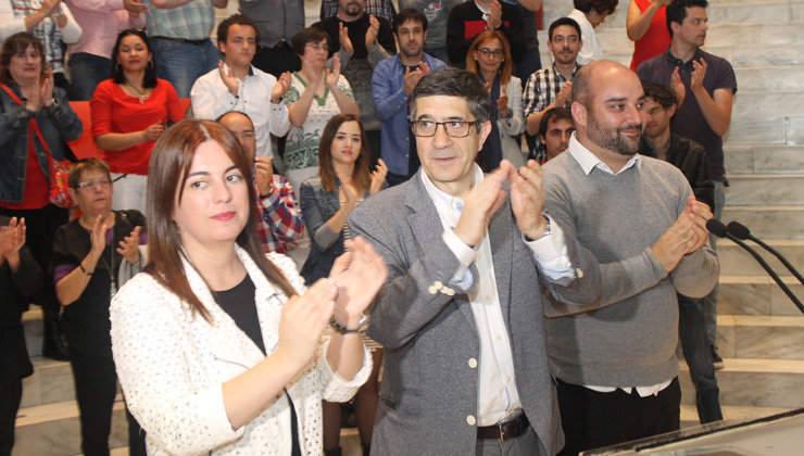 Silvia Abascal, Patxi López y Víctor Casal, al final del mitin en Santander