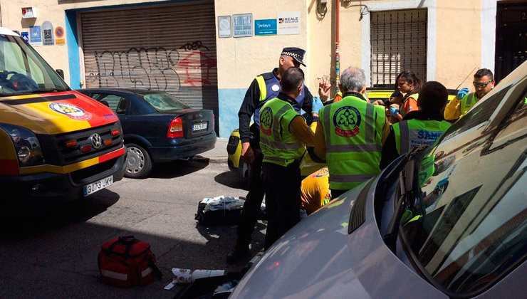 Policías y sanitarios desplazados a la calle Juan Tornero, donde se ha encontrado el cadáver del butronero &#39;El Niño&#39;. Foto: Emergencias Madrid