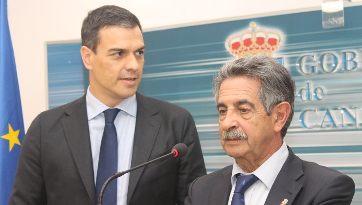 El presidente de España, Pedro Sánchez, y el presidente de Cantabria, Miguel Ángel Revilla, en una foto de archivo