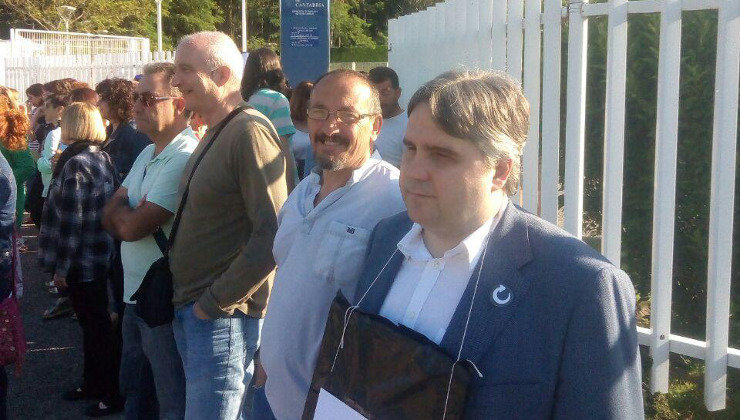 El diputado de Podemos, Alberto Bolado, durante la concentración frente al CAD de Sierrallana
