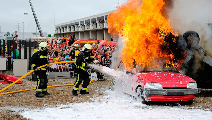 El incendio de un vehículo ha sido una de las simulaciones en el día de puertas abiertas de los bomberos