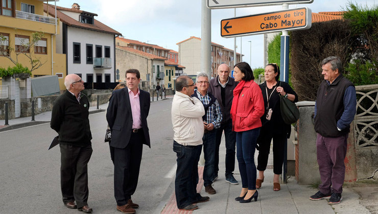 La alcaldesa de Santander, Gema Igual, durante la visita a Cueto