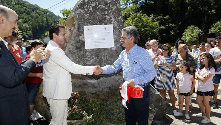 Miguel Ángel Revilla descubre la placa conmemora el galardón de Cosío como &#39;Pueblo de Cantabria 2016&#39;