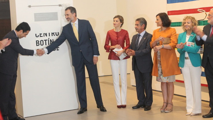 El Rey Felipe VI ha descubierto la placa inaugural del Centro Botín