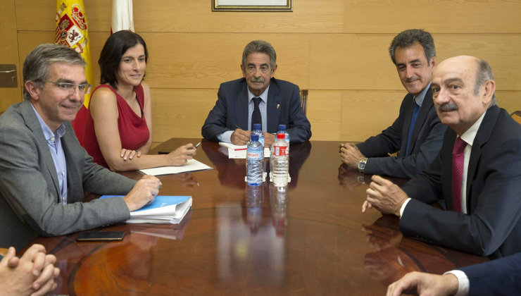 La alcaldesa de Santander, Gema Igual, junto a Miguel Ángel Revilla en el centro de la imagen