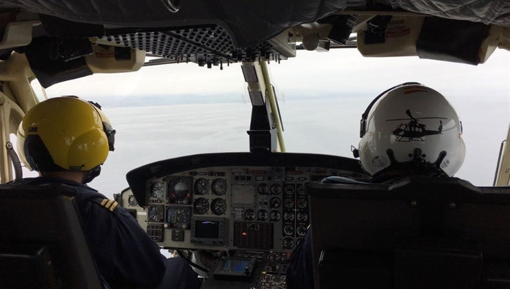 El helicóptero de Cantabria se ha sumado a la búsqueda del pescador