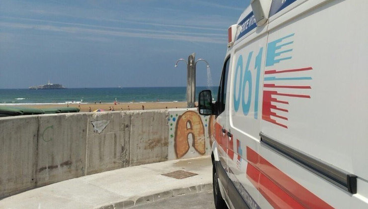 El personal de la ambulancia solo ha podido certificar el fallecimiento del hombre en la playa de Somo