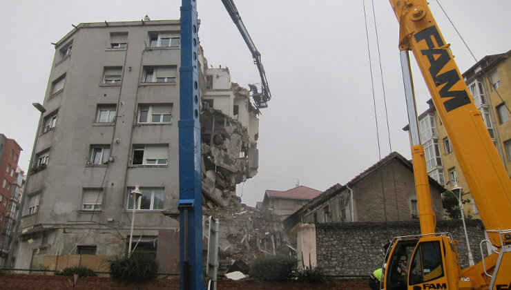Trabajos de desescombro del edificio derrumbado en Santander