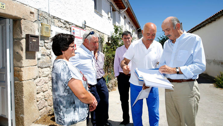 El consejero José María Mazón ha visitado las tres viviendas rehabilitadas