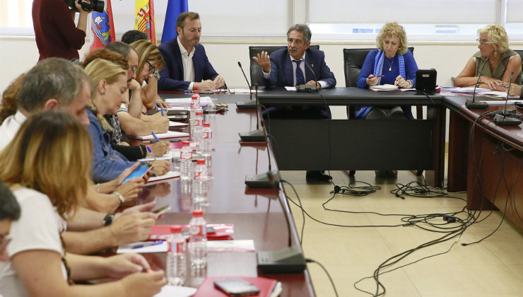 Miguel Ángel Revilla y Eva Díaz Tezanos durante la reunión con los trabajadores y las familias del CAD Sierallana