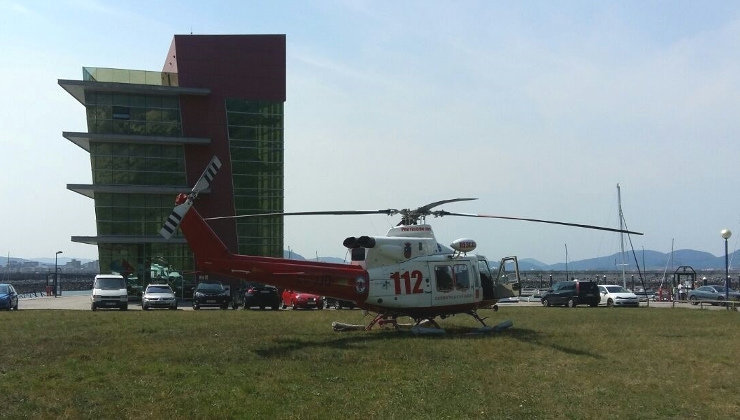El helicóptero de 112 ha rescatado a un joven en el Faro del Caballo