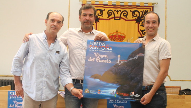 El autor del cartel de las fiestas de Santoña, Jesús Concepción, el alcalde, Sergio Abascal y el concejal de Festejos, Felipe Lavín