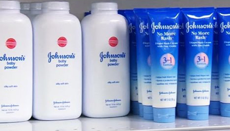 Johnson & Johnson deberá pagar una millonaria multa por no advertir de las consecuencias cancerígenas de sus productos de talco. Foto: YouTube
