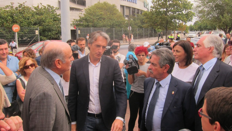 El ministro de Fomento, Íñigo de la Serna, junto al presidente de Cantabria Miguel Ángel Revilla