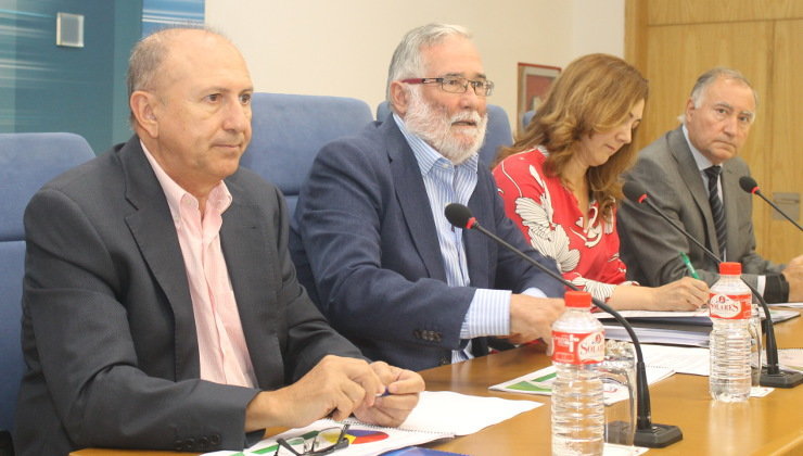 El consejero de Educación, Ramón Ruiz, junto a miembros de su equipo