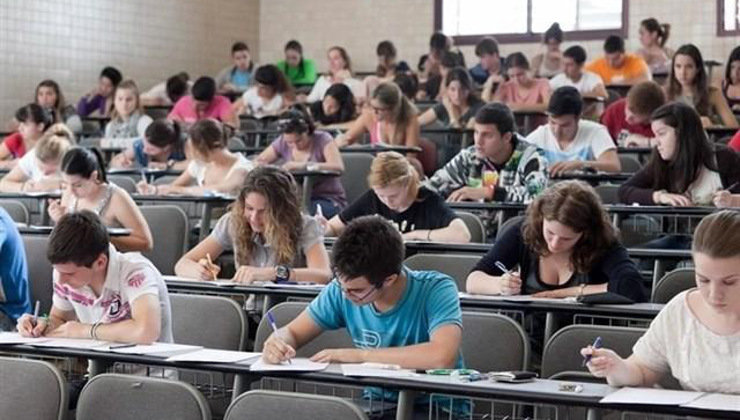 Alumnos realizando un examen