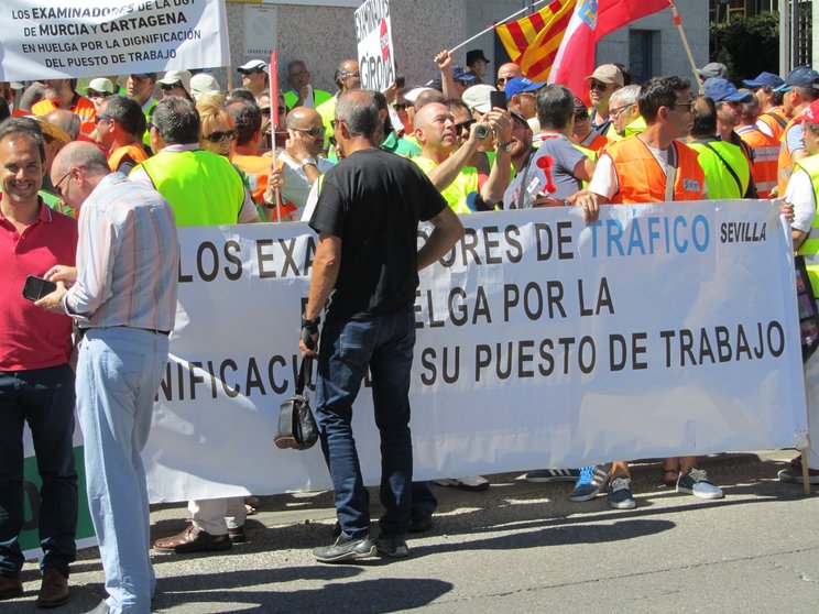 Huelga de examinadores de tráfico de 2017, protesta del 25 de julio ante la DGT