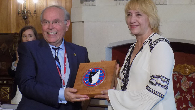 Blanca Portillo recibe el premio de las manos del rector de la UIMP, César Nombela