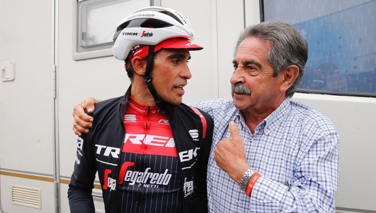 El presidente de Cantabria, Miguel Ángel Revilla, junto a Alberto Contador