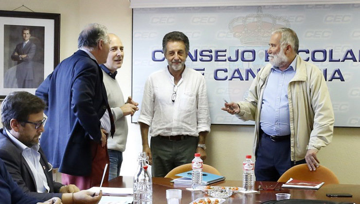 El presidente del Consejo Escolar de Cantabria, Jesús Gutiérrez Barriuso, junto al consejero Ramón Ruiz