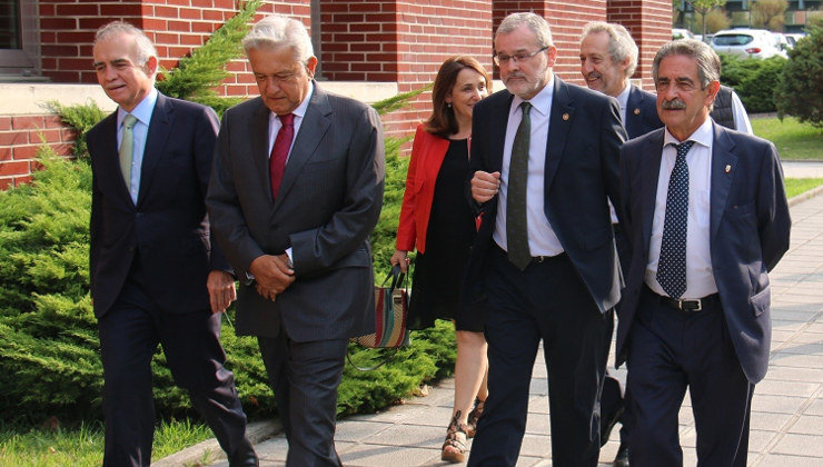 El presidente de México Andrés Manuel López Obrador (segundo izq.), junto a Ángel Pazos y Miguel Ángel Revilla