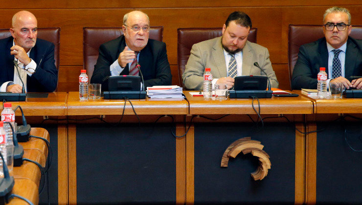 El consejero de Economía, Juan José Sota, durante su intervención en Comisión parlamentaria