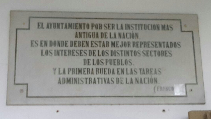 Placa franquista en el Ayuntamiento de Santa María de Cayón