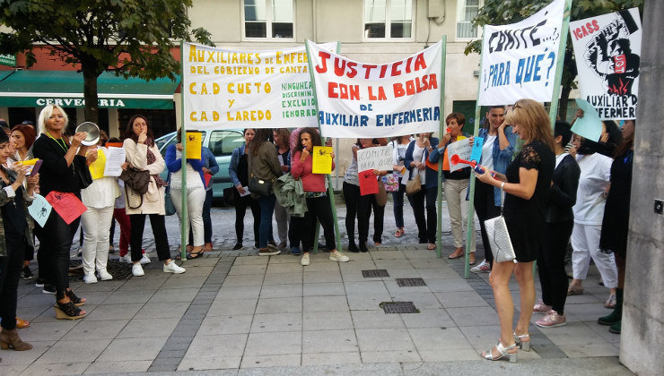 Unas 50 auxiliares de enfermería se han manifestado frente al Gobierno de Cantabria