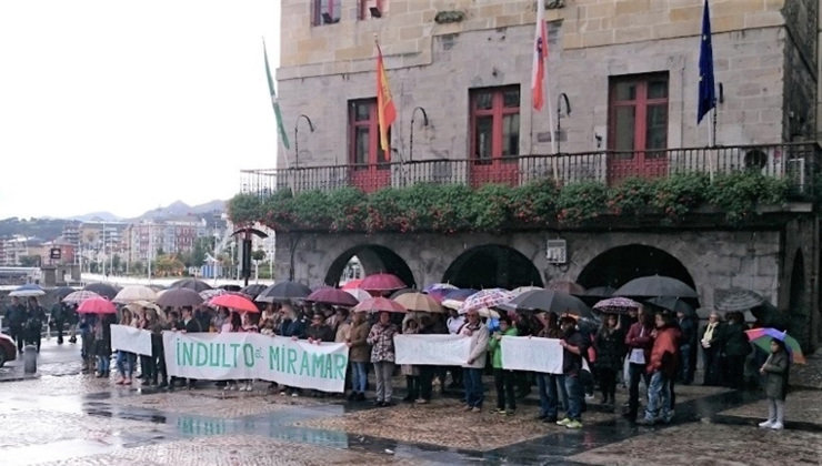 Concentración en Castro Urdiales para pedir el indulto del Hotel Miramar