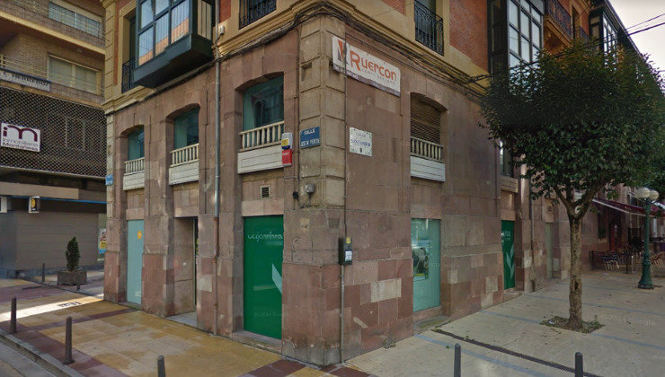 La entidad Caja Vvia de Torrelavega ha sido atracada por un hombre a punta de cuchillo. Foto: Google Maps