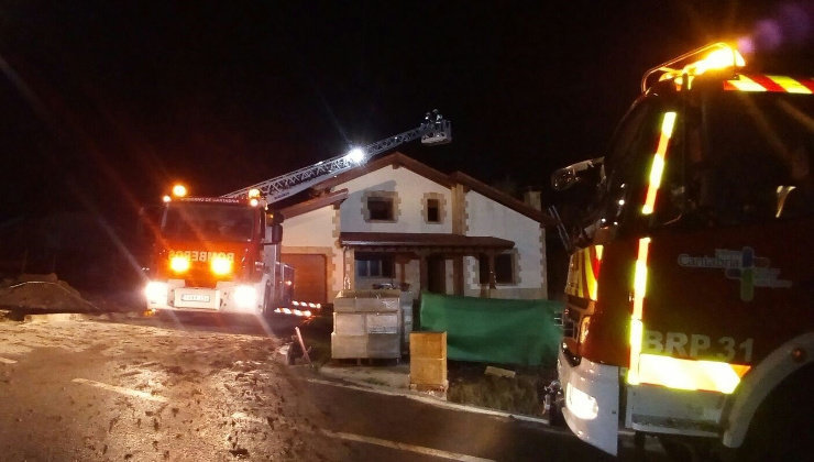 Los bomberos han logrado sofocar el fuego de la vivienda de Requejo