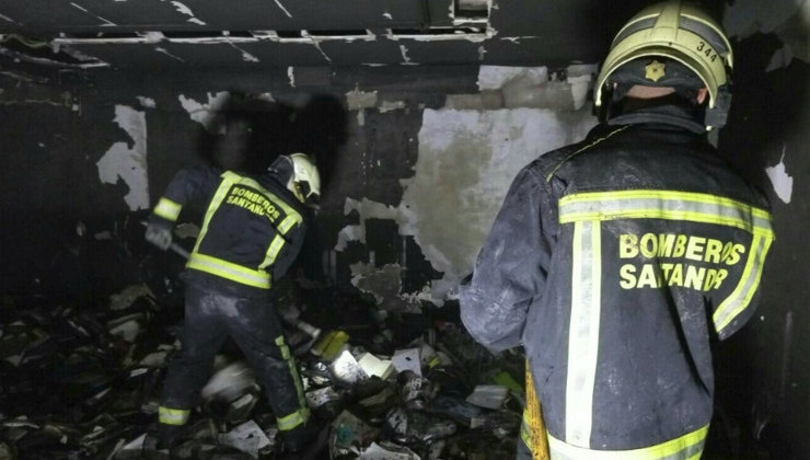 Bomberos de Santander en el interior del MAS tras el incendio