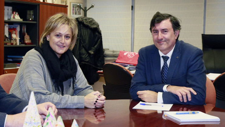La alcaldesa de Camargo, Esther Bolado, y el consejero de Educación, Cultura y Deporte, Francisco Fernández Mañanes