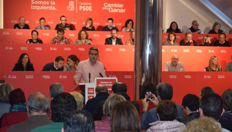 El secretario general del PSOE de Cantabria, Pablo Zuloaga, durante su intervención