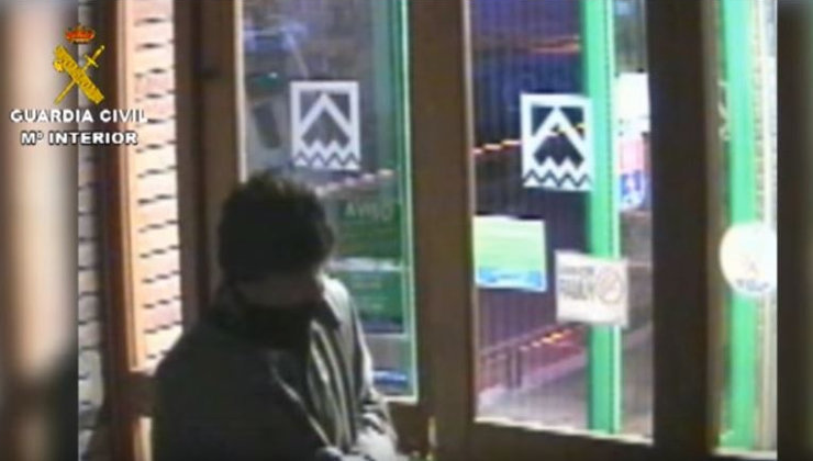 Imagen del atracador registrada por las cámaras de seguridad de una de las sucursales bancarias
