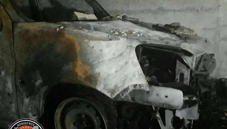 Vehículo calcinado tras el incendio del garaje