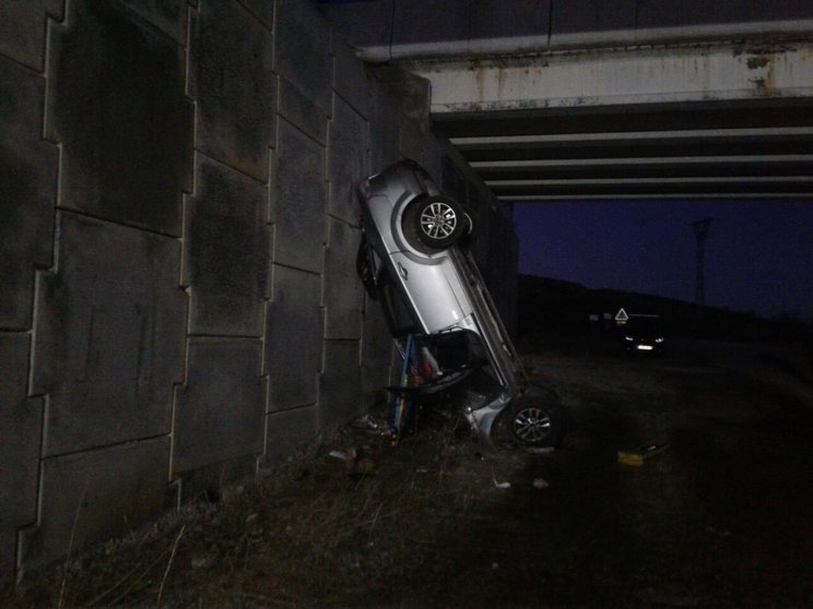 Coche que se salió de la vía y cayó por un viaducto en la A67
